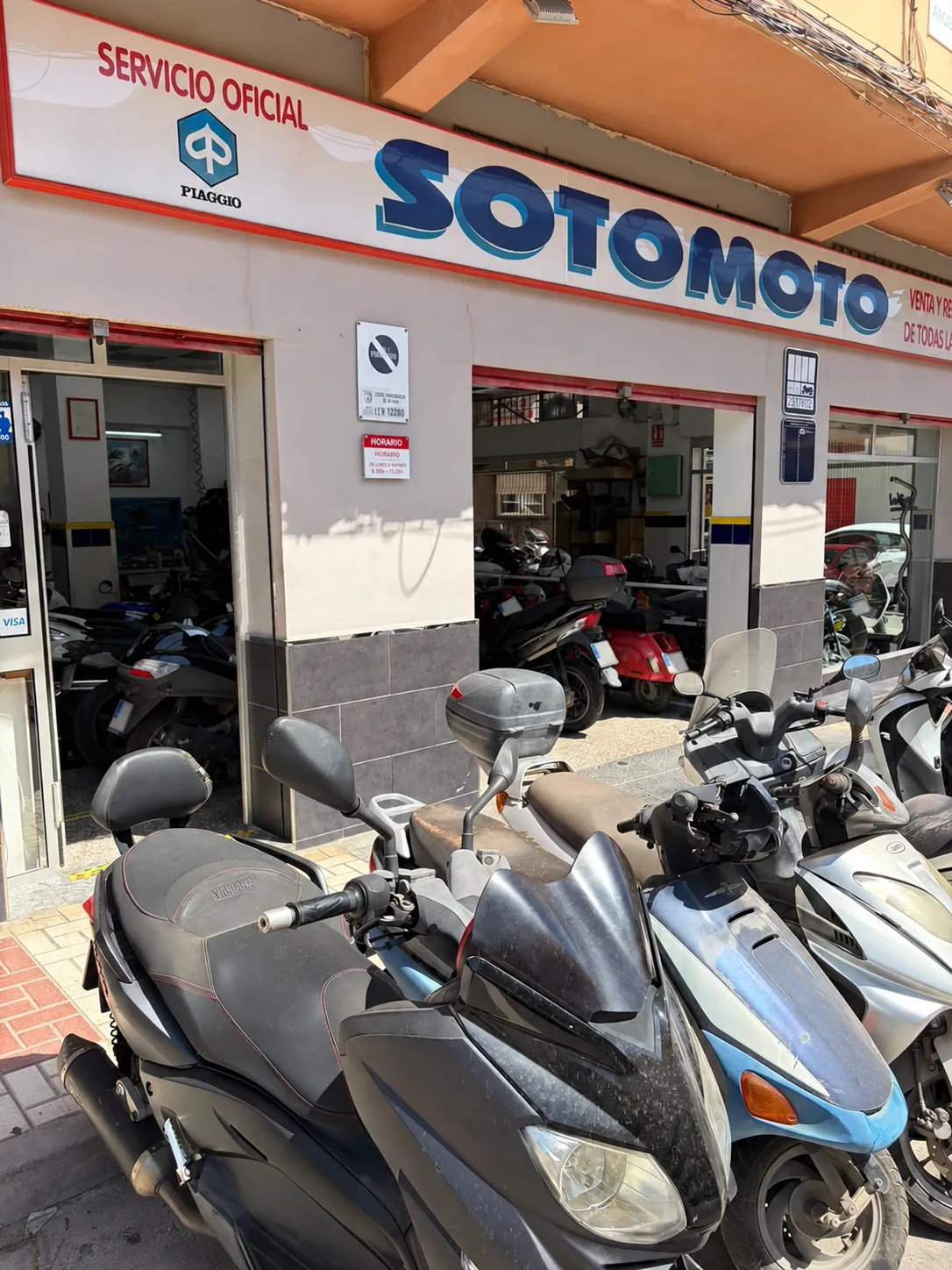 Fachada de Sotomoto en Málaga, con el rótulo de Servicio Oficial Piaggio