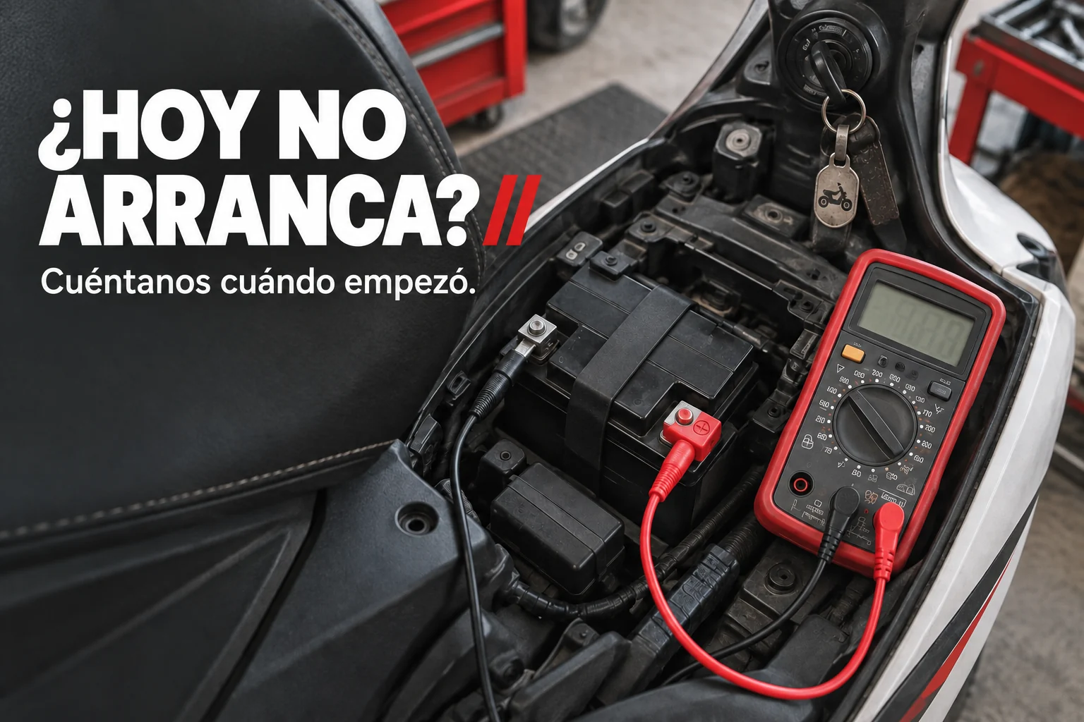 Batería de scooter y multímetro para revisar un problema de arranque.