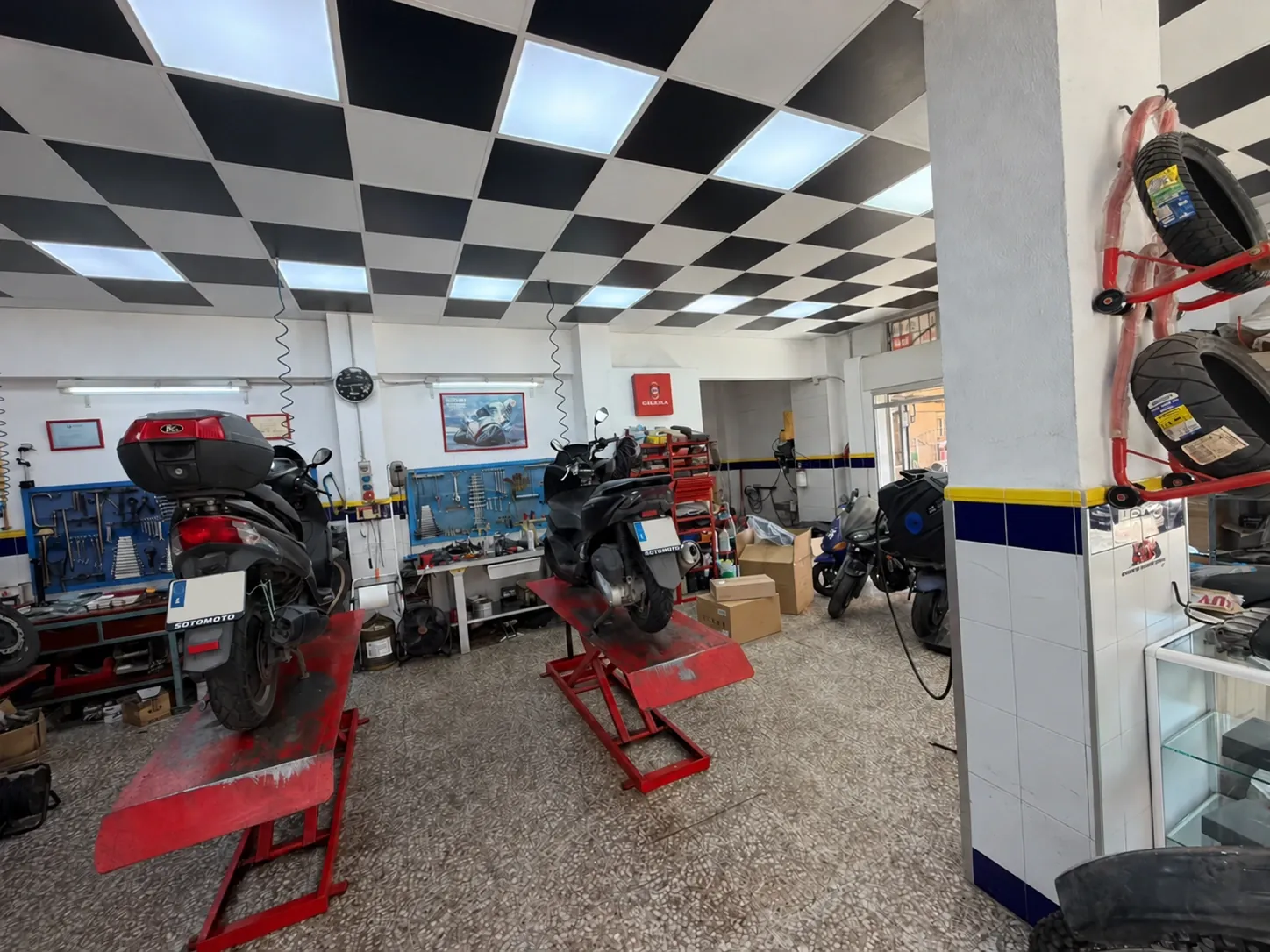 Elevadores y zona de reparación del taller Sotomoto