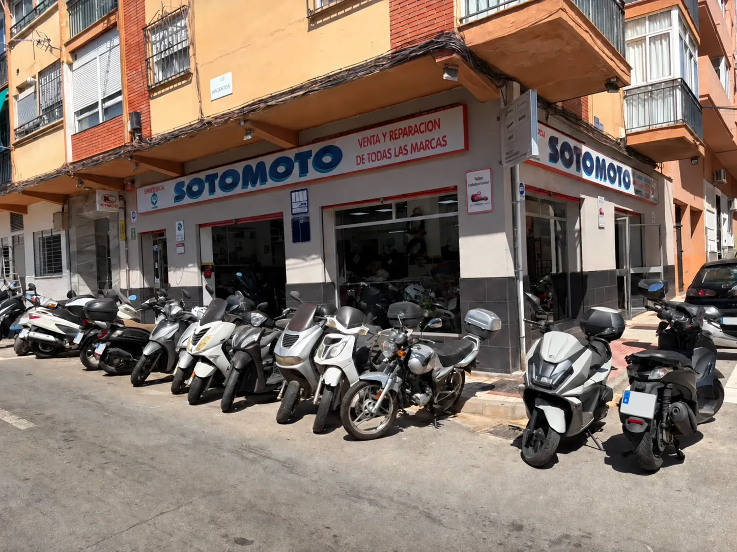 Fachada completa de Sotomoto y motos en el exterior