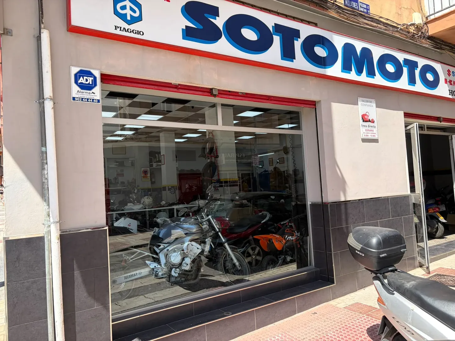 Escaparate de Sotomoto con su rótulo de Servicio Oficial Piaggio