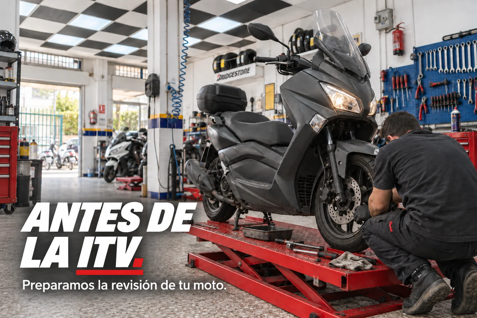 Revisión de una moto en el elevador antes de la ITV.